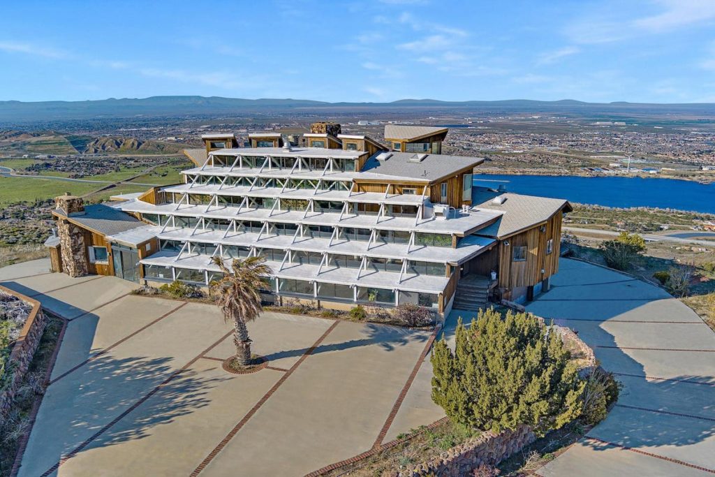 Une maison moderniste rare s'élève au-dessus de la «capitale aérospatiale» de Los Angeles