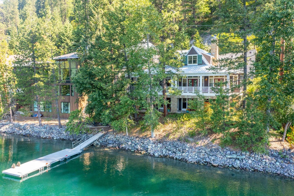 Un cottage au bord du lac de 8,4 millions de dollars apporte le charme de la côte est au Montana rustique