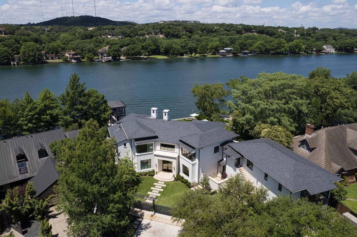 La maison moderne d'Austin offre une vie de premier ordre au bord du lac dans un contexte urbain