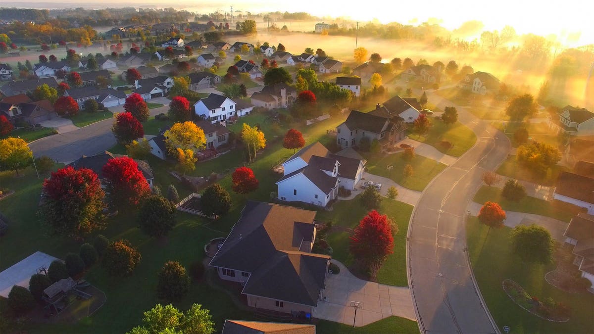 Dites adieu aux McMansions et bonjour aux maisons minimalistes et de taille simple