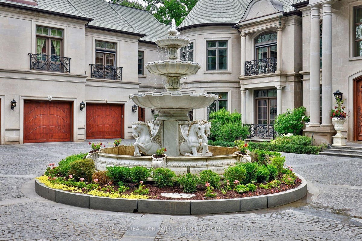 Parc aquatique intérieur d'une taille immense, un manoir à part à Richmond Hill, en Ontario