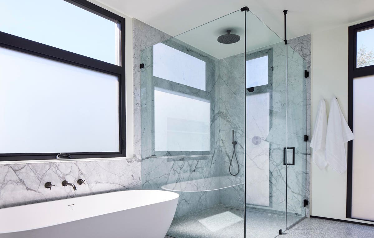 Une enquête sur les salles de bains montre une augmentation des tailles, des budgets et des caractéristiques de bien-être