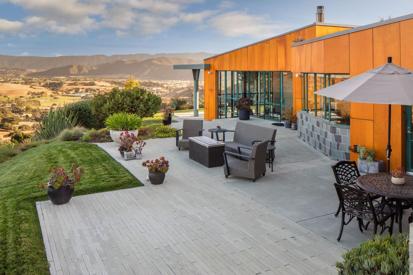 Le style contemporain rencontre la vie à la campagne sur 20 acres dans le comté de Santa Barbara