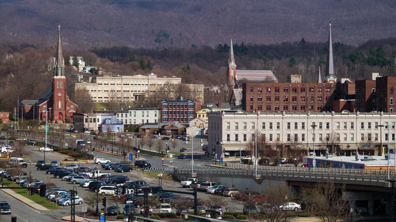 North Adams Massachusetts View Downtown avec des montagnes en arrière-plan