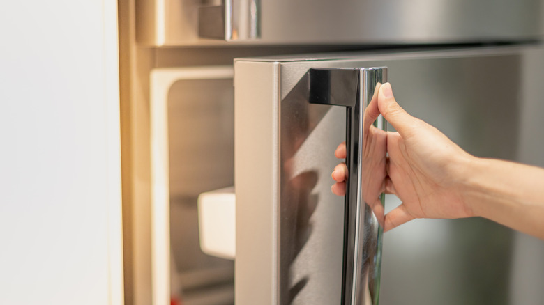 Réfrigérateur en acier inoxydable moderne