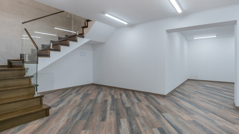 plancher stratifié sombre avec grain de bois fort