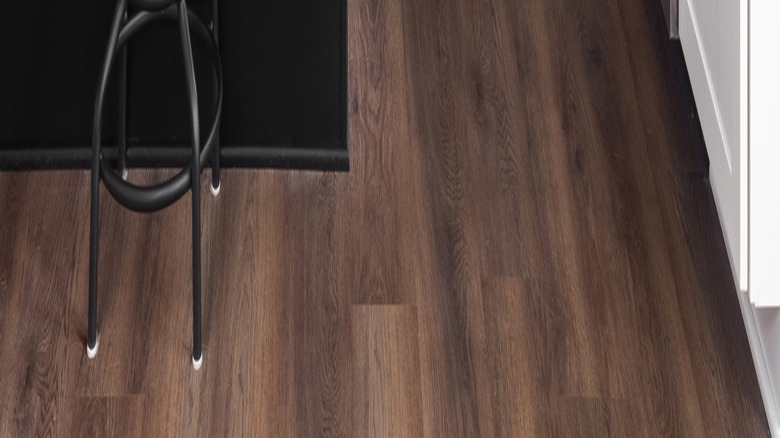 bois dur foncé dans une cuisine