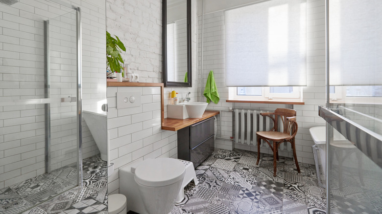 Feuille de sol en vinyle dans la salle de bain