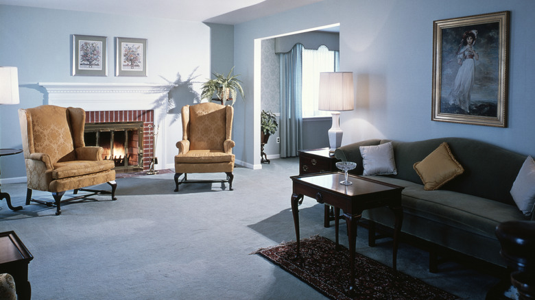 salon traditionnel avec revêtement de sol en tapis