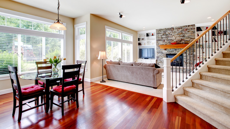 plancher de bois franc rouge cerise dans une maison