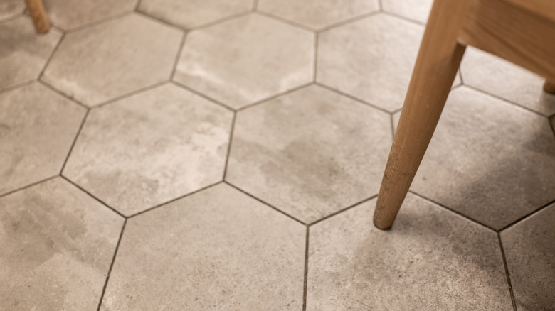 Planchers de carreaux beige
