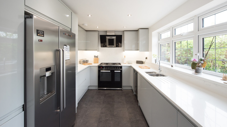 Plancher en bois gris dans une cuisine moderne