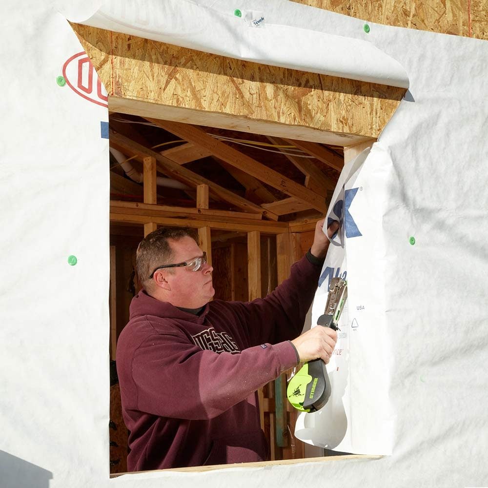 L'installation de la maison s'enroule autour des trous de fenêtre ouverts | Conseils Pro Construction