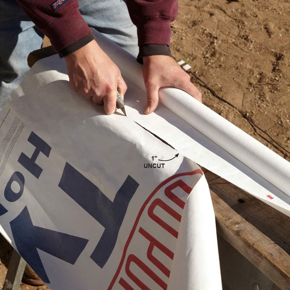 Marquez en utilisant une astuce pour couper Tyvek | Conseils Pro Construction