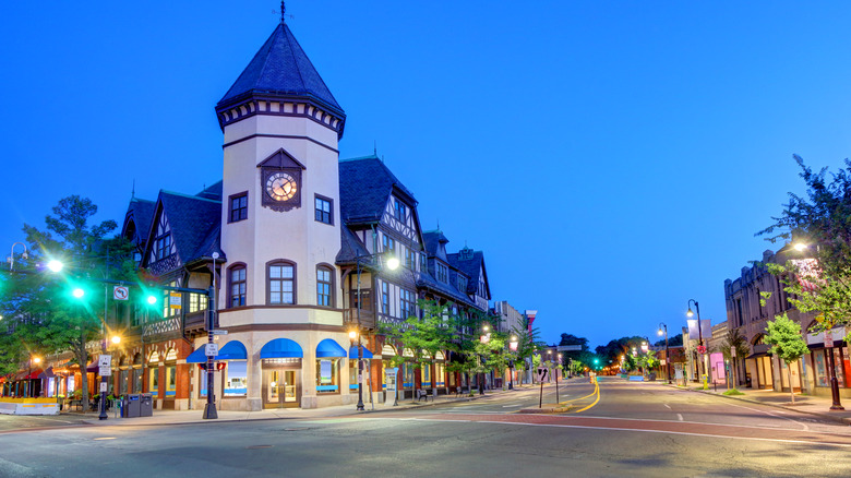 Une vue en soirée d'une rue à Brookline, MA