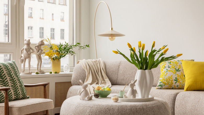 Pièce neutre avec des tulipes jaunes et des accents jaunes et verts