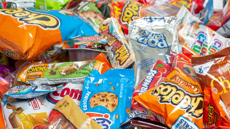 Un tas de collations et de bonbons aux couleurs vives