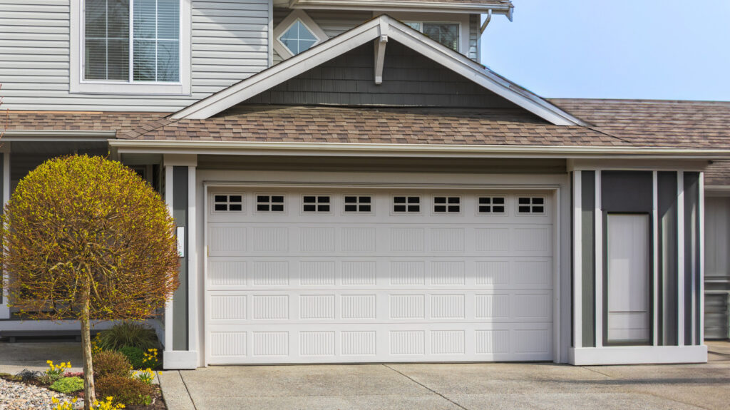 Les meilleurs types de portes de garage pour ajouter l'attrait du trottoir et augmenter la valeur de la maison