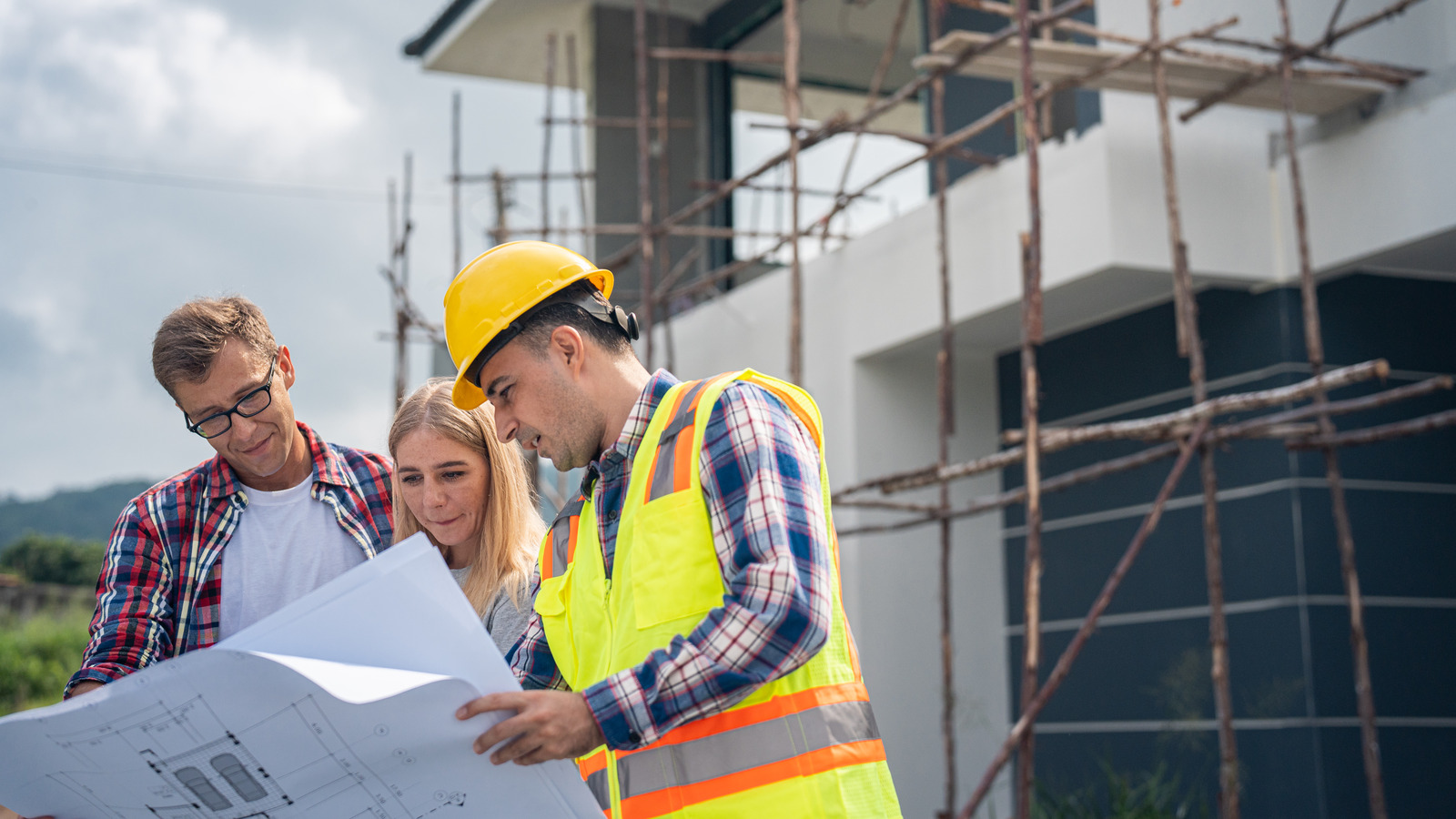 Quand les versements hypothécaires commencent-ils lors de la construction d'une maison?