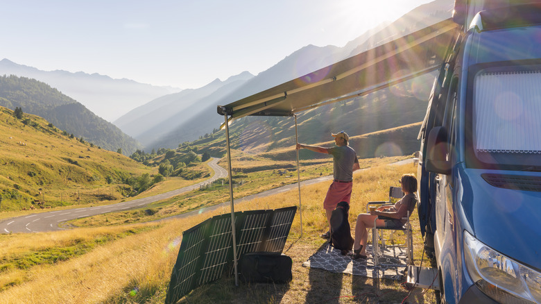 Un camping-car qui utilise l'énergie solaire pour l'électricité