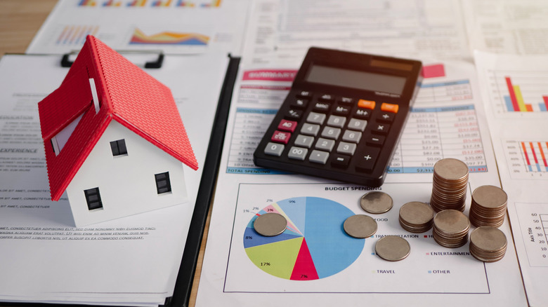 Calculateur, pièces de pièces, Toy House et Data Rapports sur le bureau