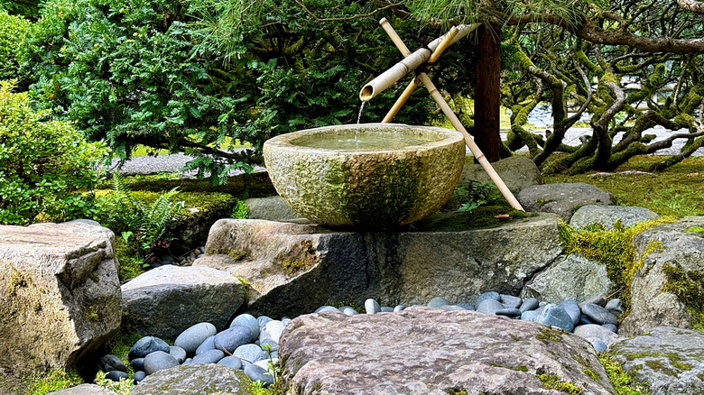 L'eau coule dans le bol de la caractéristique de l'eau.