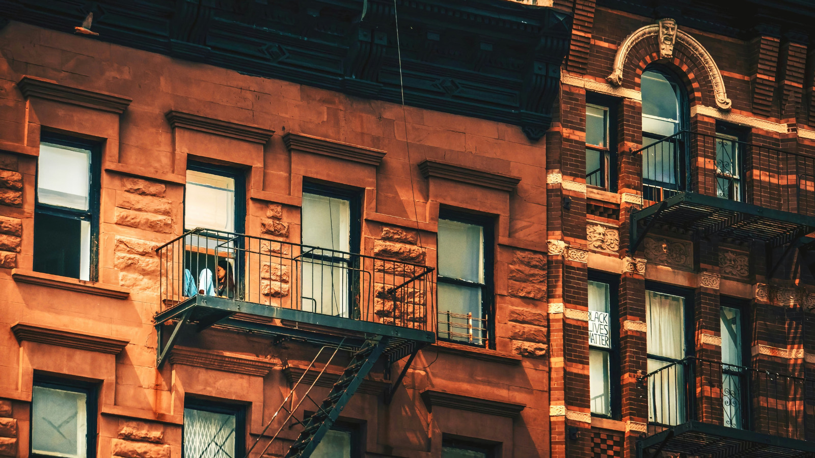 Qu'est-ce qui rend l'architecture des Brownstones de New York si emblématique ?