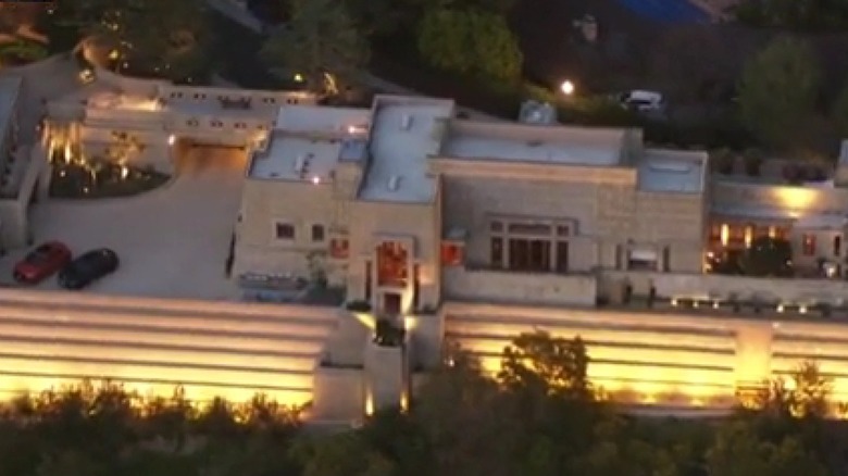 Une vue du dessous de la Ennis House à Los Angeles, en Californie.