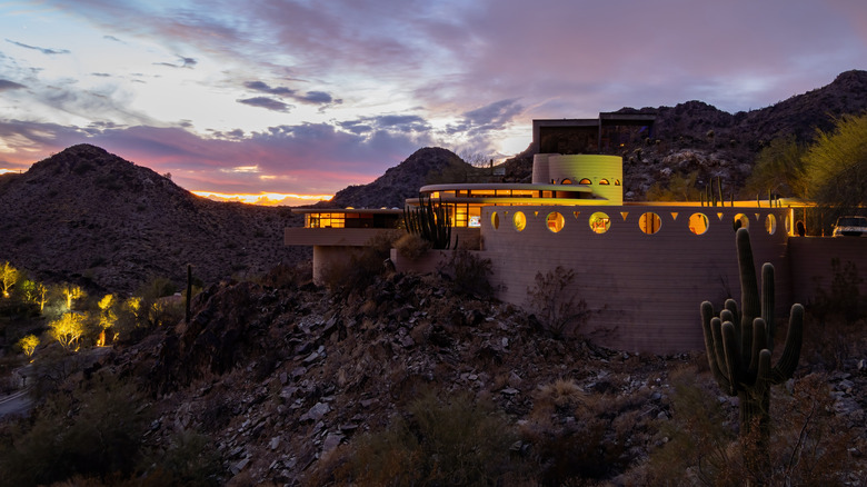 La Norman Lykes House au coucher du soleil dans les collines de l'Arizona.