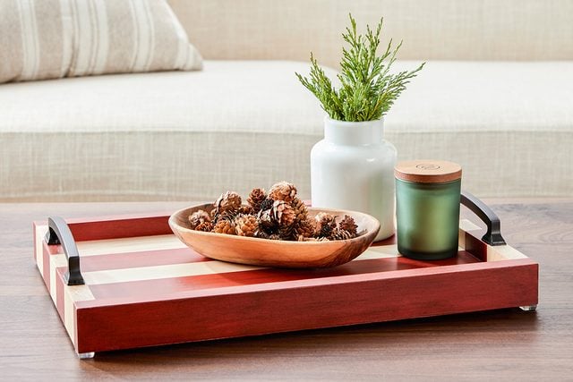 Comment construire un plateau de service de Noël festif cette saison des fêtes Fhm25 Plateau de service Lede Md P2 10 07 4b