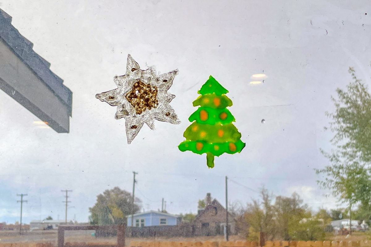 DIY vos propres autocollants de fenêtre pendant les vacances : un guide étape par étape