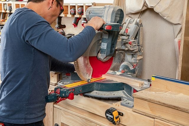 Comment construire un plateau de service de Noël festif cette saison des fêtes Fhmd25 Plateau de service de Noël Dr 10 03 03b