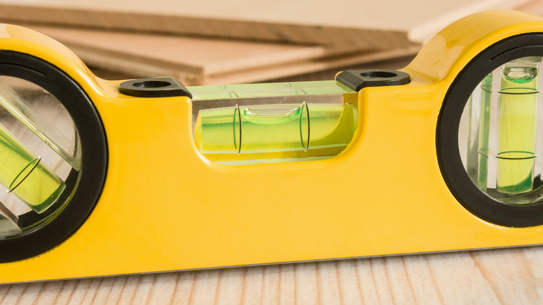 Niveau sur un plancher de bois