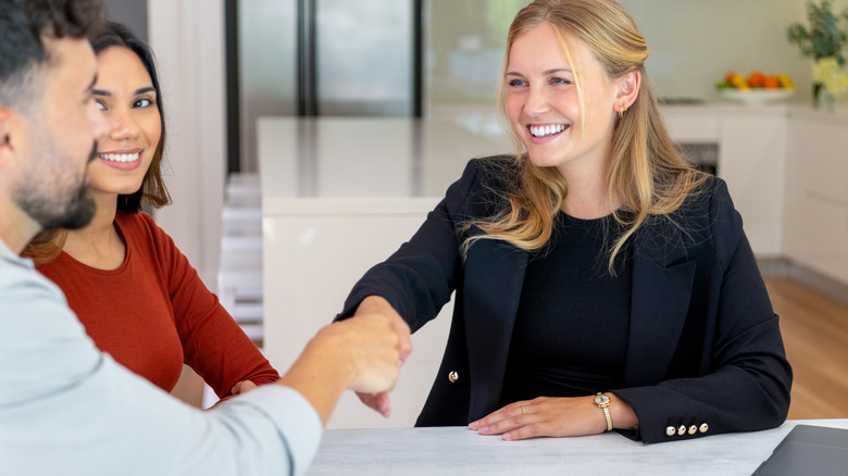 Les propriétaires rencontrent un agent d'assurance.