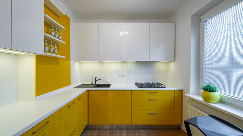 Japandi moderne simule le design intérieur et la décoration de la pièce avec un comptoir et une armoire vert pastel.