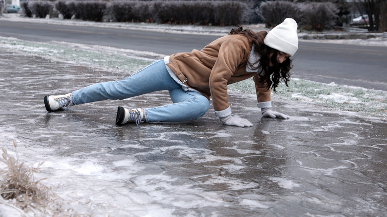 Une femme tombée sur un trottoir glissant et glacé.