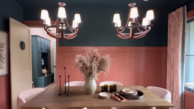 La salle à manger de 2026 Dream Home de HGTV avec des murs en argile brillante, des lumières tamisées et des rideaux détaillés