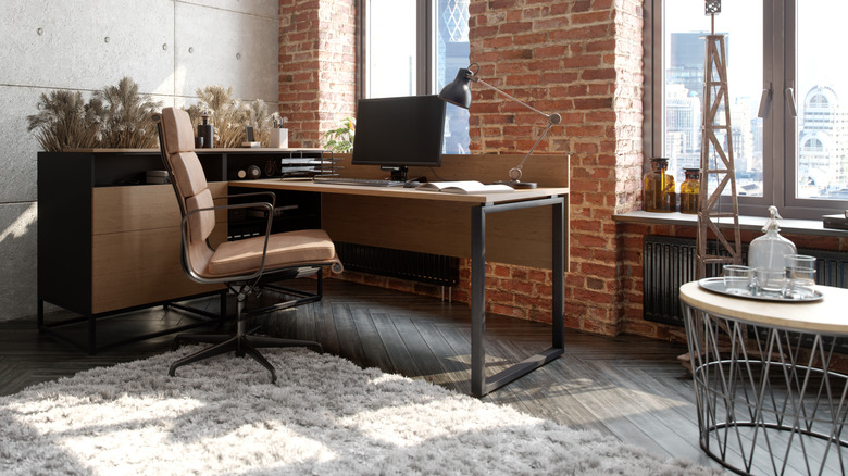 Un coin bureau à domicile aménagé dans un salon d'une maison