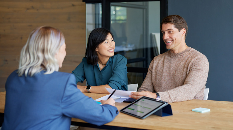 Un jeune couple rencontre son conseiller financier