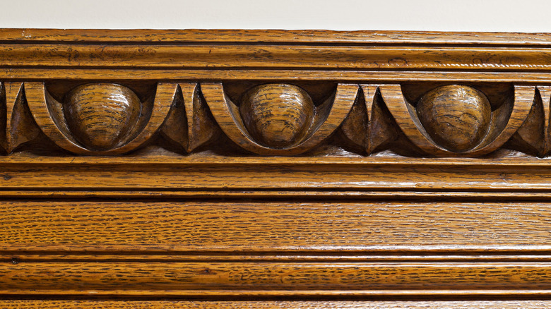 Boiserie ancienne avec motif œuf et fléchette
