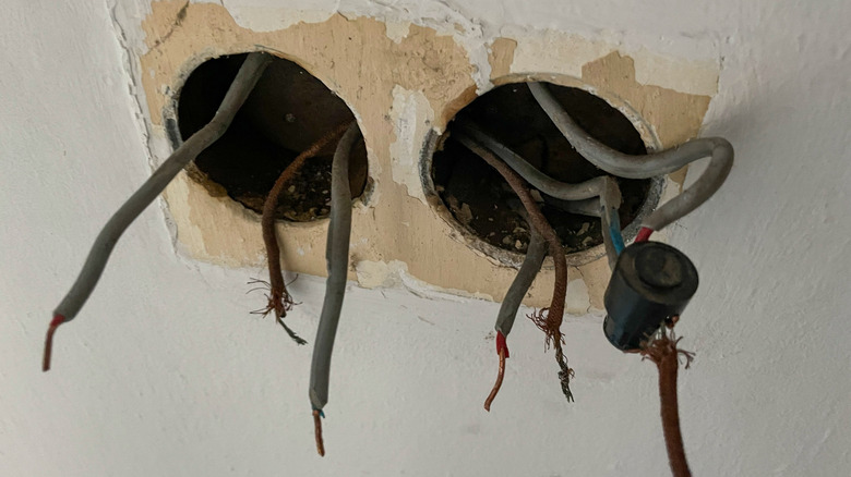 Câblage obsolète et effiloché