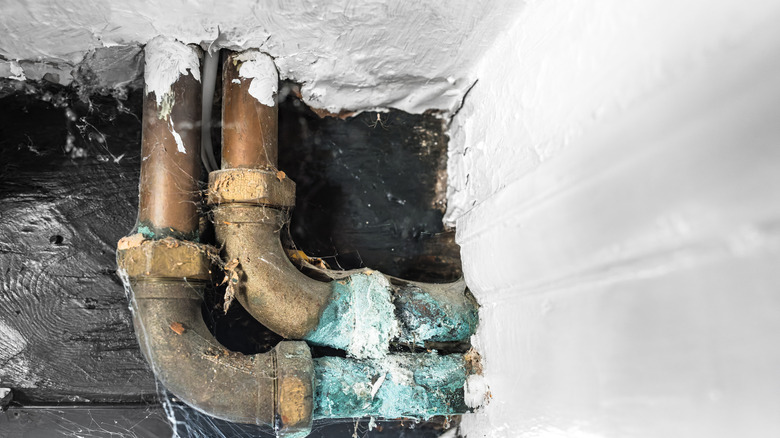 Plomberie en cuivre corrodé