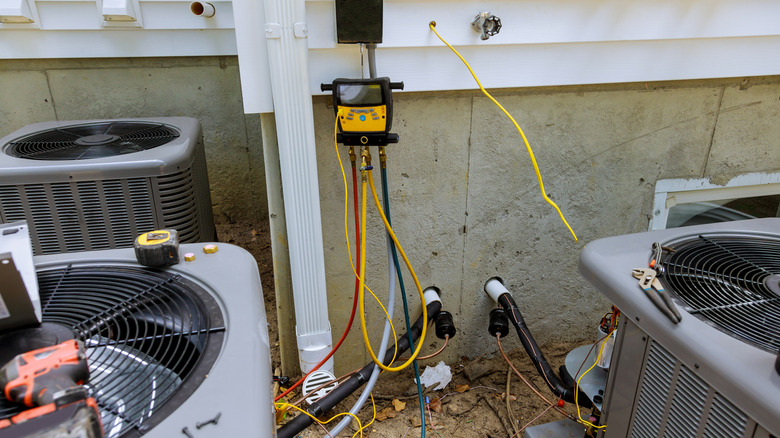 Technicien réparant le système CVC