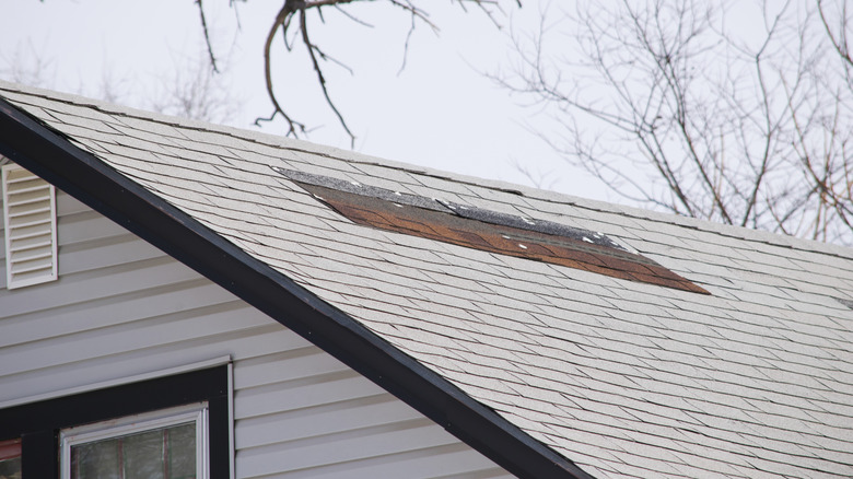 Bardeaux manquants et endommagés sur un toit