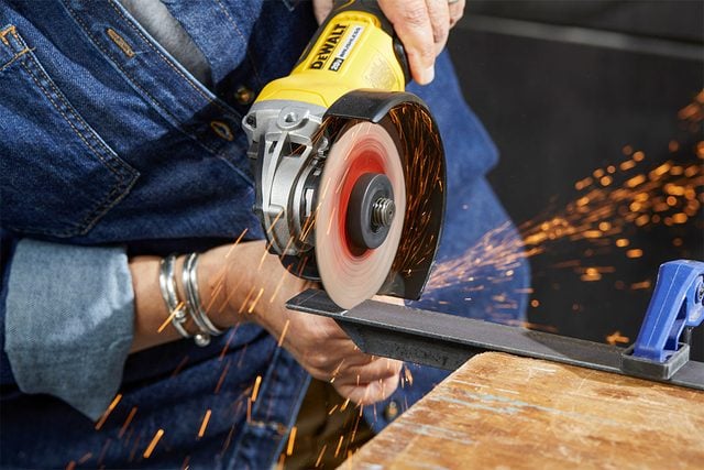 Transformez le désordre en succès avec ce chariot de rangement pour salle de gym à domicile Fhm25, fer à angle coupé Md P2 08 28 17b.