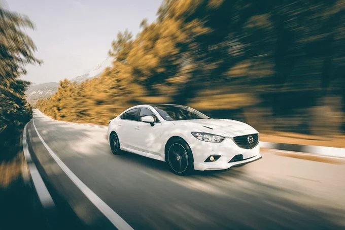 Voiture Mazda conduisant sur la route pendant la journée