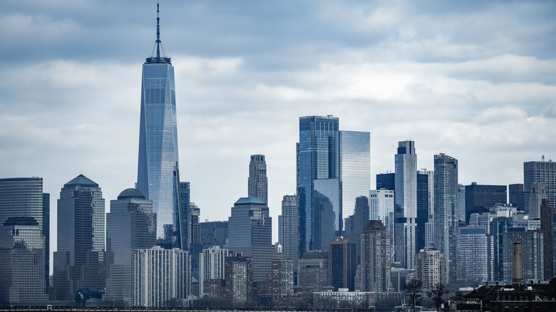 Vue sur les toits de la ville de New York depuis l'autre côté du fleuve Hudson
