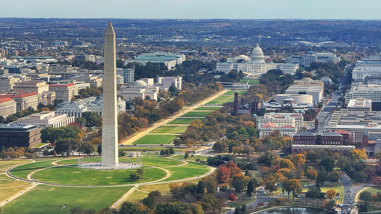 Vue du National Mall Washington, DC avec le Washington Monument au premier plan, le bâtiment du Capitole des États-Unis en arrière-plan