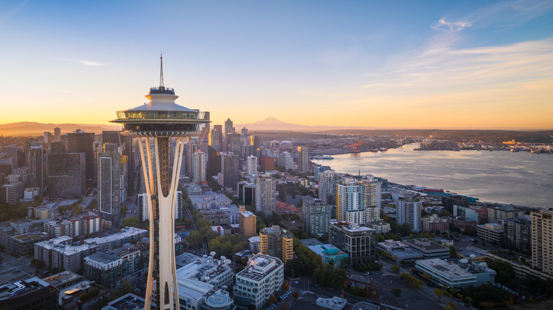 Vue sur l'horizon de Seattle, Washington, au coucher du soleil, la Space Needle au premier plan avec le mont Rainier en arrière-plan