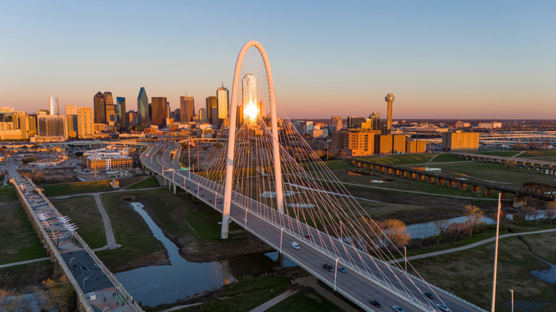Photo aérienne de Dallas, Texas, au crépuscule, avec l'horizon et le pont Margaret Hunt Hill